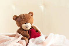 泰迪熊与红色的心脏, 复制空间, 复古复古色调-情人节, 爱, 善良的概念