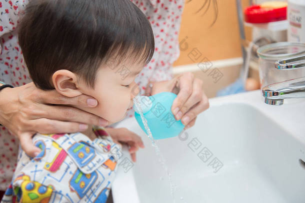 母亲用盐水冲洗婴儿的鼻子, 清洗鼻子