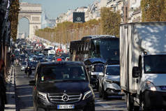 巴黎, 法国-2018年10月5日-巴黎街拥挤的交通堵塞城市沿线.
