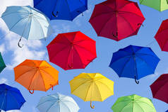 五颜六色的雨伞在晴朗的天气悬浮在空气中