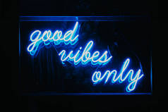 蓝色好 vibes 只有字在霓虹灯标志.