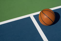 皮革篮球在五颜六色的户外球场-伟大的背景为您的吊环相关的事件