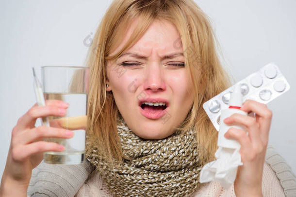 头痛和发烧的治疗方法。妇女病夫拿着玻璃水和片剂水泡。吃药缓解发烧。喝大量的液体。女孩吃药来退烧。破热概念