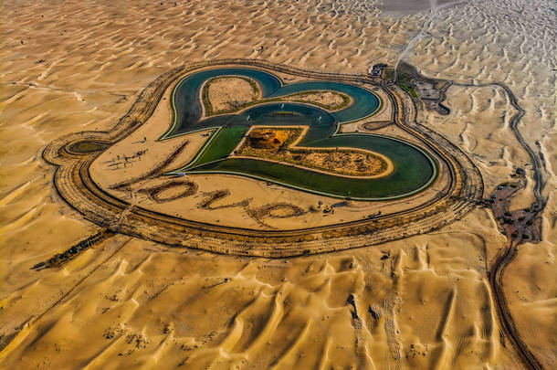 迪拜整个爱湖在 al qudra 的鸟图。迪拜 al qudra 湖泊附近的一个新的旅游目的地。爱湖是迪拜的主要旅游景点之一.