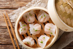 在竹蒸笼的点心, 中国菜。特写镜头乡村风格。水平顶部视图从 abov