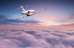 在美丽的云彩之上飞行的小型私人喷气式飞机.