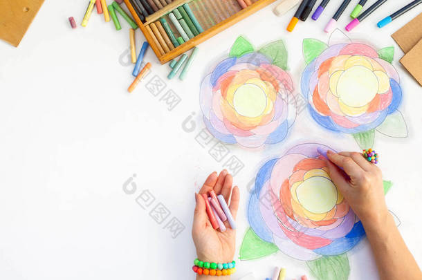 <strong>花画</strong>的艺术与粉笔。铅笔, 标记和艺术家的手在白色背景.