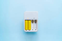 黄色电池充电器的图片