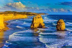 在日落时, 十二使徒强大的海洋冲浪和岩石。澳大利亚的宏伟海岸。异国情调、活跃和摄影旅游的概念