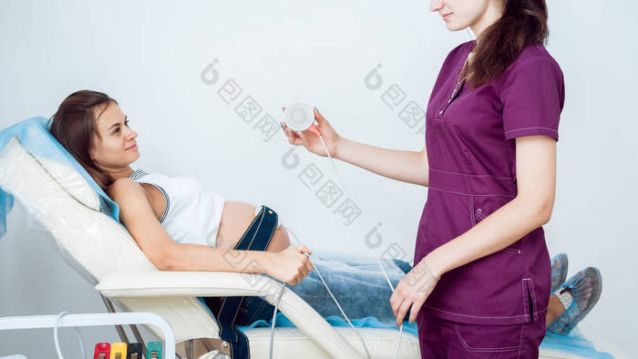 孕妇与心电图检查她的孩子胎儿心脏监测诊断