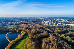 德国汉堡秋季公园的鸟瞰图。自然景观。漂亮的绿草和蓝色池塘.