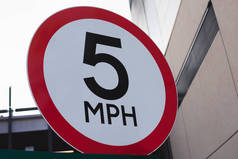 速度5英里每小时的迹象。每小时5英里交通标志.