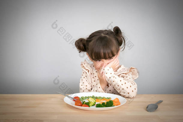 营养与健康的饮食习惯为孩子理念。孩子们不喜欢吃蔬菜。<strong>小可爱</strong>的孩子半种族女孩拒绝吃健康的蔬菜.