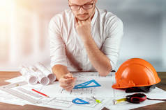 建筑建筑图纸的建造工程师。建筑师正在绘制图纸。建筑、建筑、工程、设计的概念。复制空间.