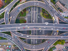 带环形交叉路口的高速公路交叉口的鸟瞰图。桥梁道路