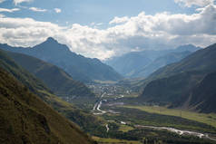 佐治亚州 Stepantsminda (Kazbegi) 美丽的自然和山脉 