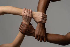 种族团结起来反对歧视和种族主义。黑人非裔美国人和白种人手牵手在世界团结和种族的爱和理解。宽容与合作理念.