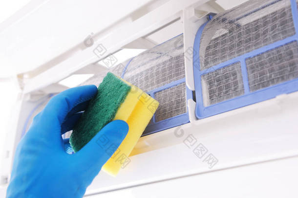 专家清洗和维修墙空调