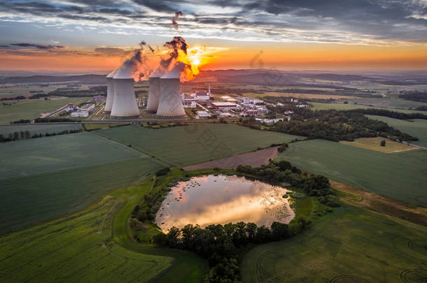 特梅林核电站2003年春，装机容量为2160兆瓦的特梅林核电站成为捷克最大的电力资源.