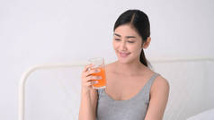 健康概念。亚洲妇女正在喝美味的果汁.