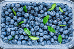 水滴在成熟的甜蓝莓上。新鲜的蓝莓背沟