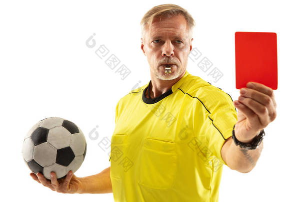 足球裁判向在白色背景上隔离的一名不满球员出示红牌