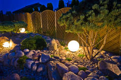 夜晚的家庭花园，由地球形的灯光照亮