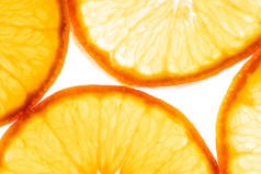 多汁的橙色切片与背光隔离 o 的微距照片