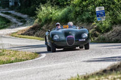 佩萨罗 Colle 巴托罗, 意大利-2018年5月17日: 捷豹 C 型1952在一辆旧赛车在拉力赛比 Miglia 2018 著名的意大利历史种族 (1927-1957)