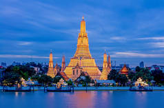 Arun Worawihan寺位于泰国Chao Phraya河畔。夜晚的灯光照亮了美丽的水.