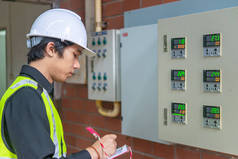 亚洲维修工程师在一家大型工厂的废水管理系统，维修检查供热系统设备的技术数据，泰国人