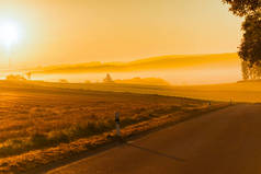秋天的早晨，在雾气中，田野在日出. 