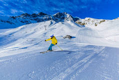 在山上一个晴朗的日子, 女人在雪地上滑雪。滑雪赢