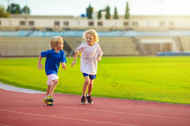 在体育场里跑步的孩子。孩子们跑。<strong>健康运动</strong>.