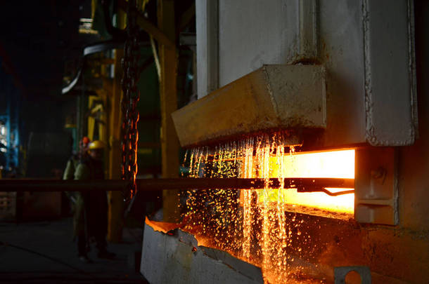 某锻造厂车间工业炉高温淬火钢. 冷却的过程，热处理。 铁匠和冶金行业,热轧机. 小锐度