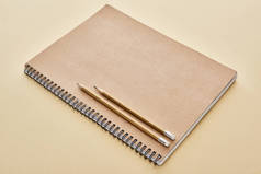 带米色背景铅笔的纸空白笔记本