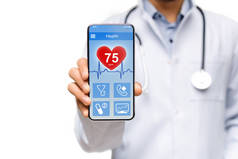 男医生手持智能手机，屏幕上有健康信息