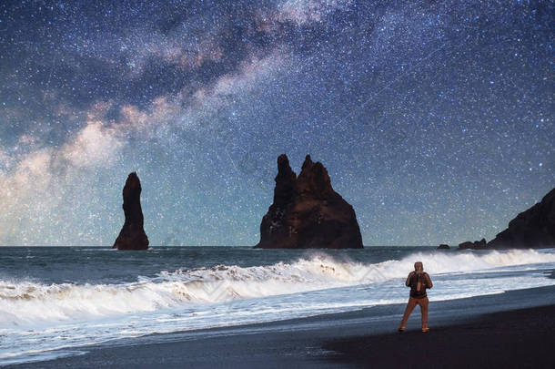 摇滚的<strong>脚步声</strong>。 雷诺斯朗格悬崖。 黑色沙滩。 冰岛。 美丽的星空和银河般的道路.