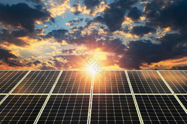 太阳能电池板日落。 清洁能源、电力替代能源概念, 