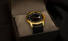 黑色背景礼品盒中奢华风格的金手手表