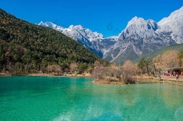 蓝月亮谷的美丽，是土拨鼠的地标和热点