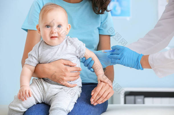 儿科医生在诊所给<strong>小宝宝</strong>接种疫苗