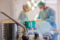 医院。 外科医生在手术室做手术. 手术室里的肺通风机和医疗设备。 医学的最新技术
