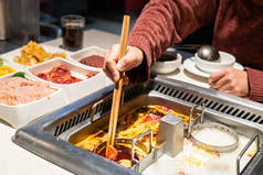 中国火锅沙司辣酸汤配肉和海鲜,寿司中式-精选重点