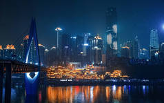 重庆的城市夜景。河边的风景。现代建筑与民间建筑的融合.水边的城市景观