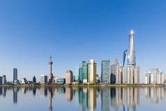 上海天际线映衬着阳光明媚的天空，抽象都市风景