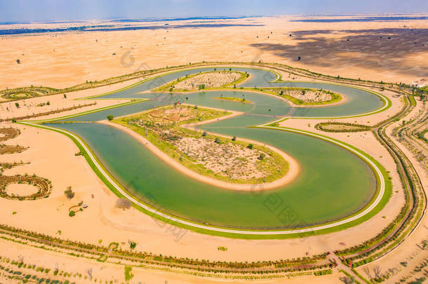 从空中俯瞰爱湖和沙漠，阿拉伯联合酋长国迪拜Al Qudra或阿联酋的心形湖泊。情人节的新旅游目的地。自然景观背景