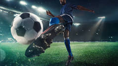 足球运动员或足球运动员在体育场使用手电筒，为赢得进球而踢球，广角球