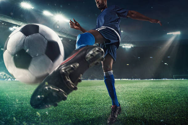足球运动员或足球运动员在体育场使用手电筒，为<strong>赢得</strong>进球而踢球，广角球