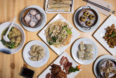 与中国传统食品搭配的餐桌，头版.